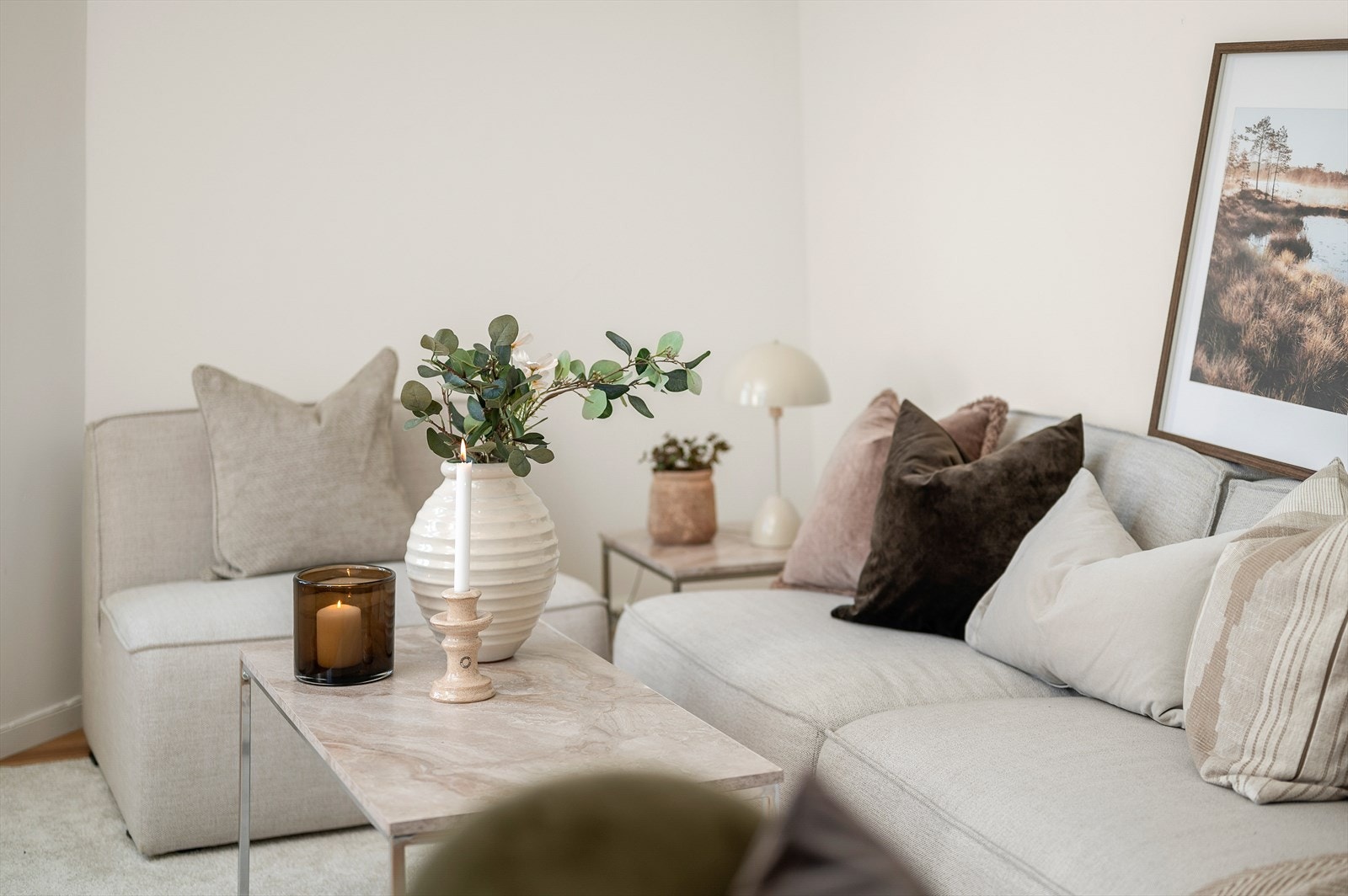 Leiligheten består av et romslig soverom, flott stue, smart kjøkkenløsning og et pent bad Galleribilde