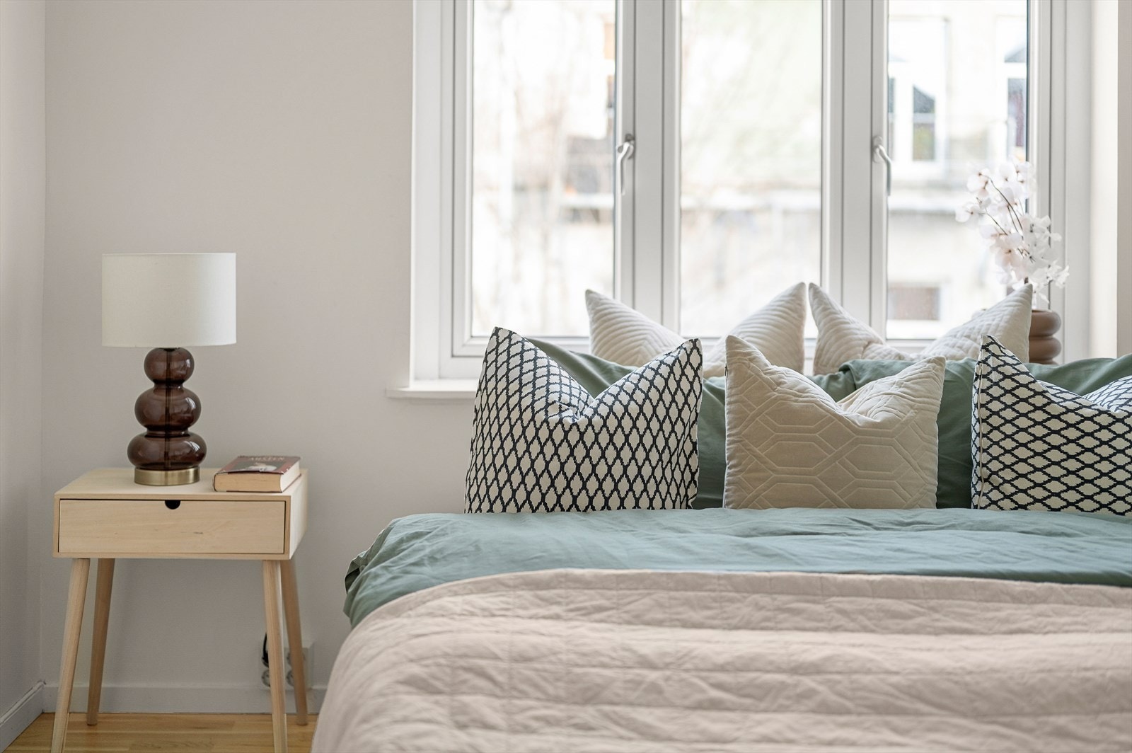 Det lyse soverommet byr på en behagelig atmosfære Galleribilde