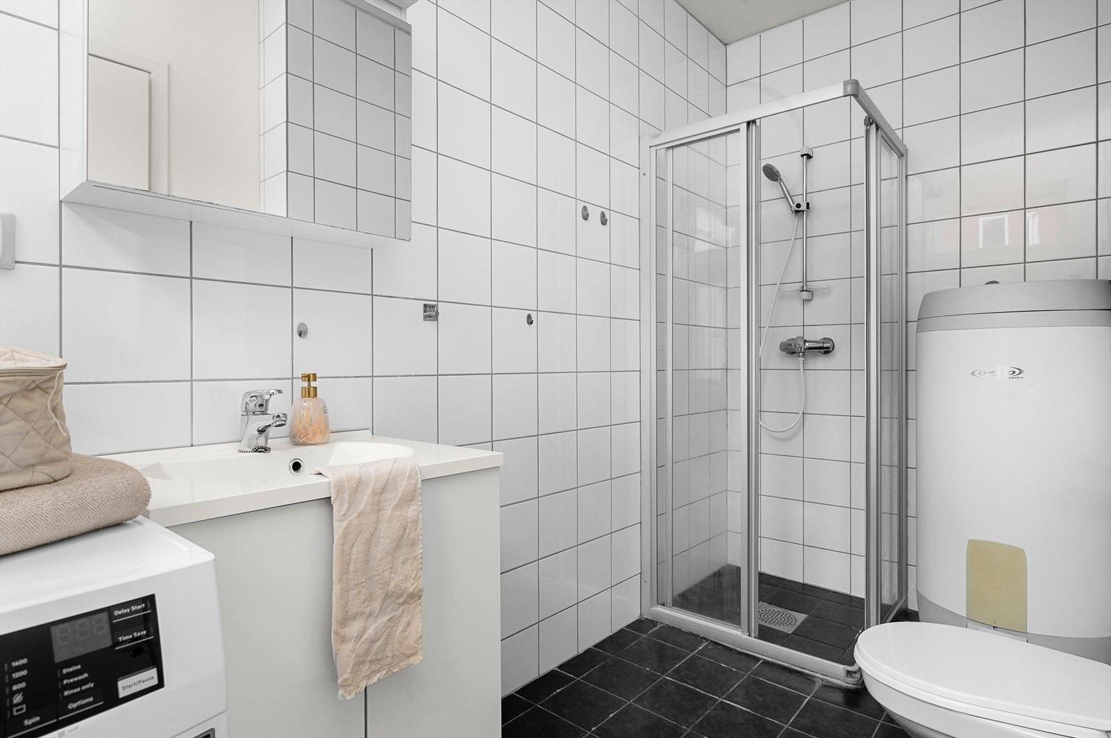 Badet er på 5,4m² og har en praktisk utforming med god plassutnyttelse Galleribilde