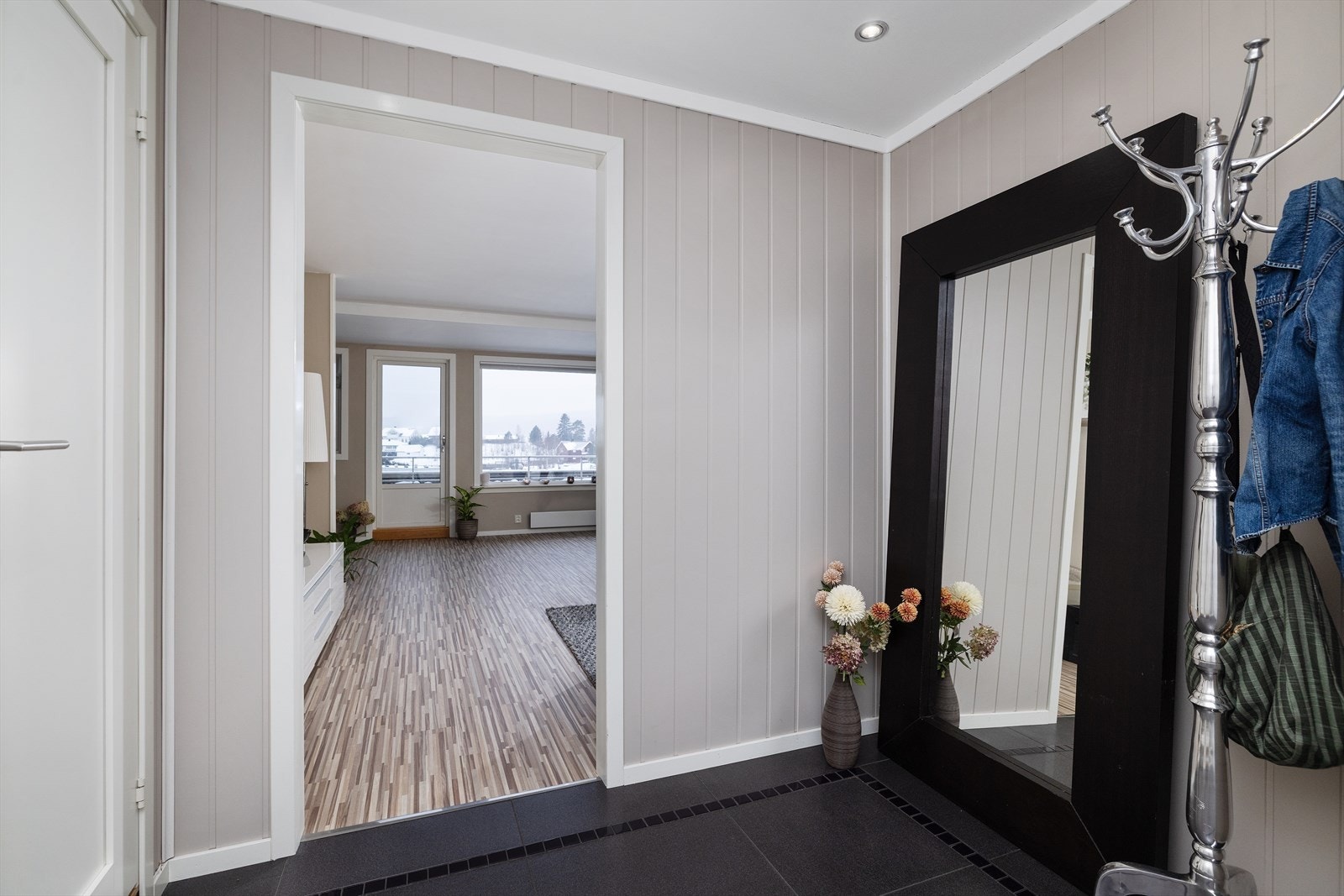 Fra entreen ledes du videre inn i leilighetens sosiale sone. Galleribilde