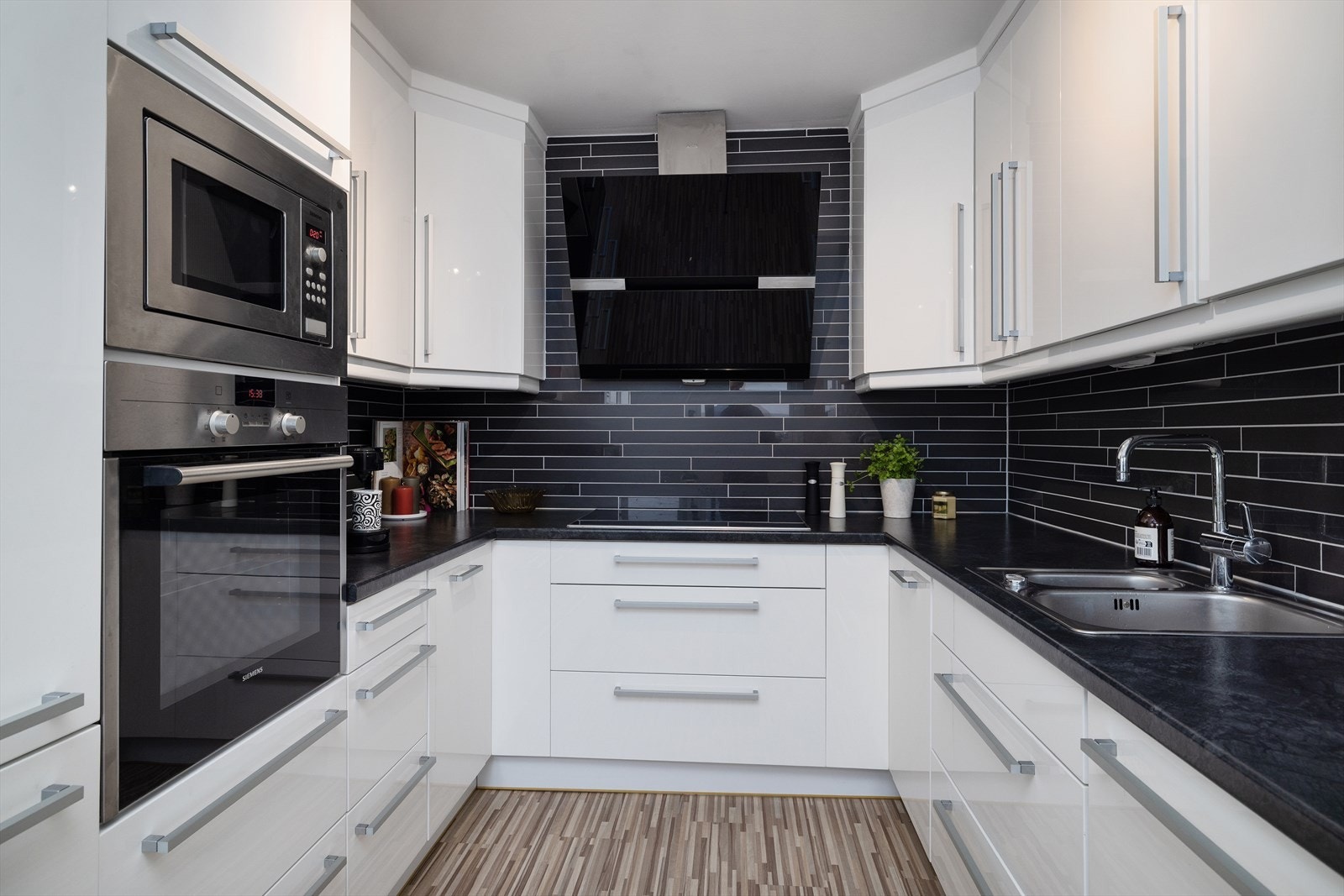 Praktisk U-formet kjøkken med god skap- og benkeplass, samt integrerte hvitevarer. Galleribilde