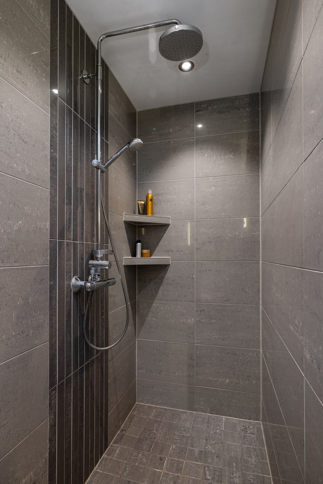 Praktiske, innebygde hyller for oppbevaring i dusjsonen. Galleribilde