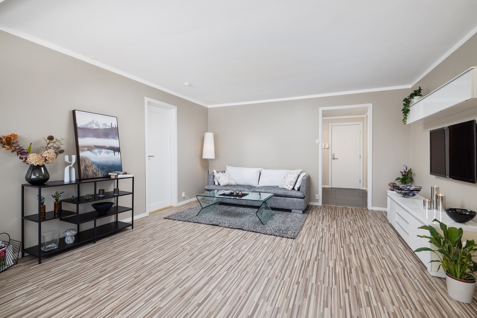 Stuen er lett å møblere med plass til både sofagruppe og annet ønsket møblement. Galleribilde