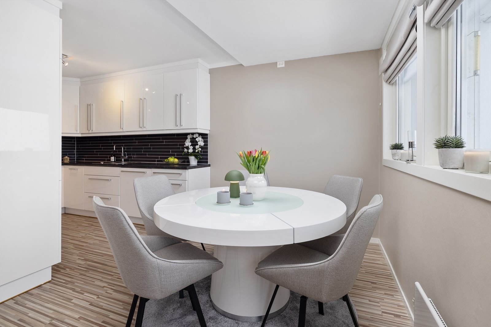 Den sentrale spiseplassen binder stuen og kjøkkenet sammen. Galleribilde