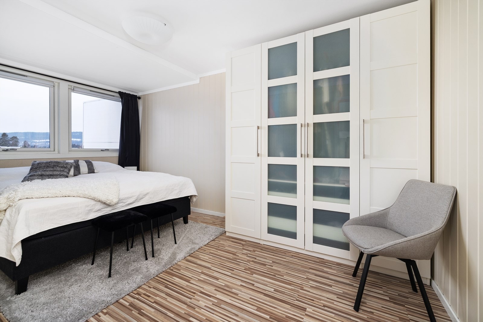 Romslig garderobeløsning gir rikelig med oppbevaringsplass på soverommet. Galleribilde