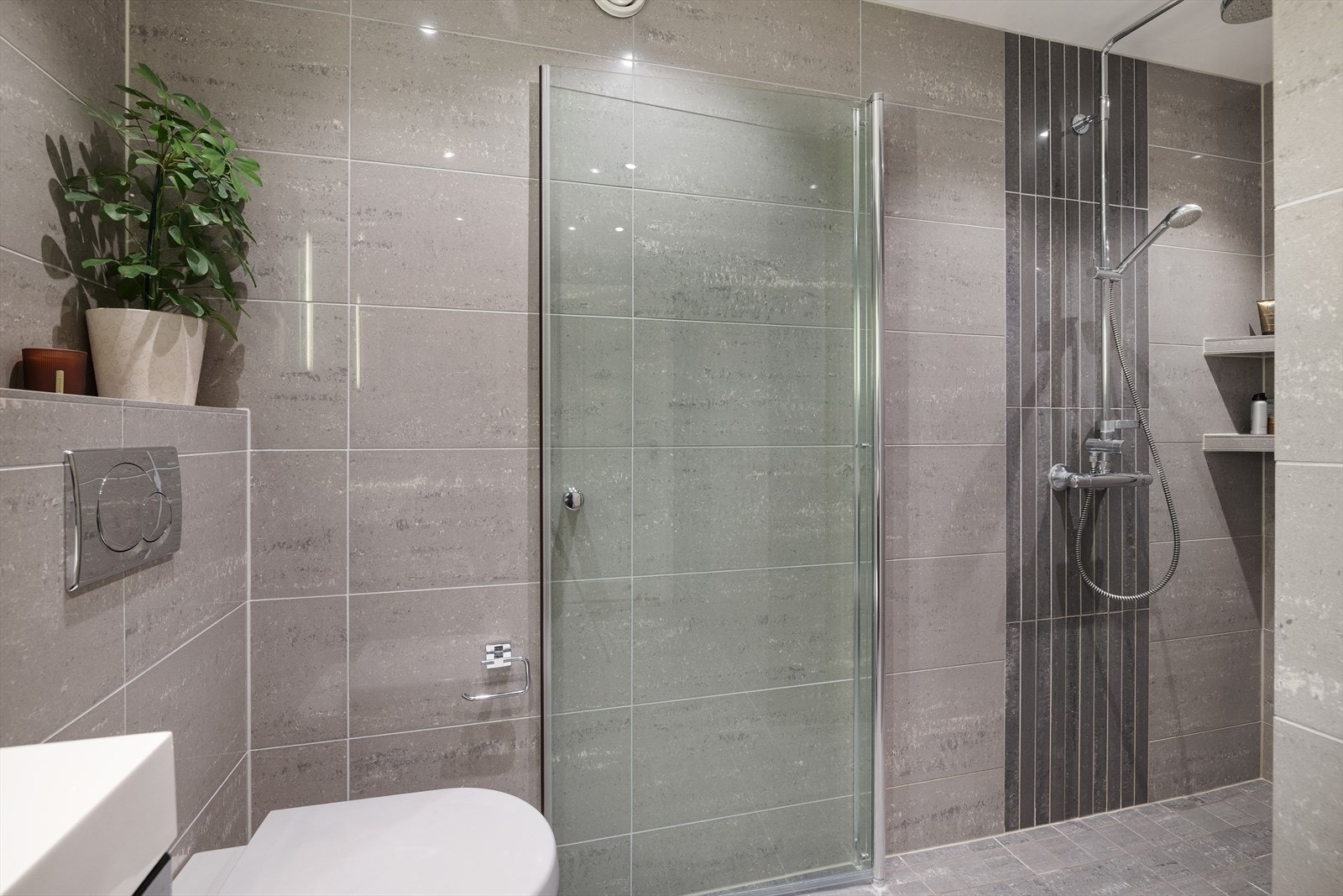 Dusjhjørne med innfellbare glassdører som frigjør gulvplass. Galleribilde