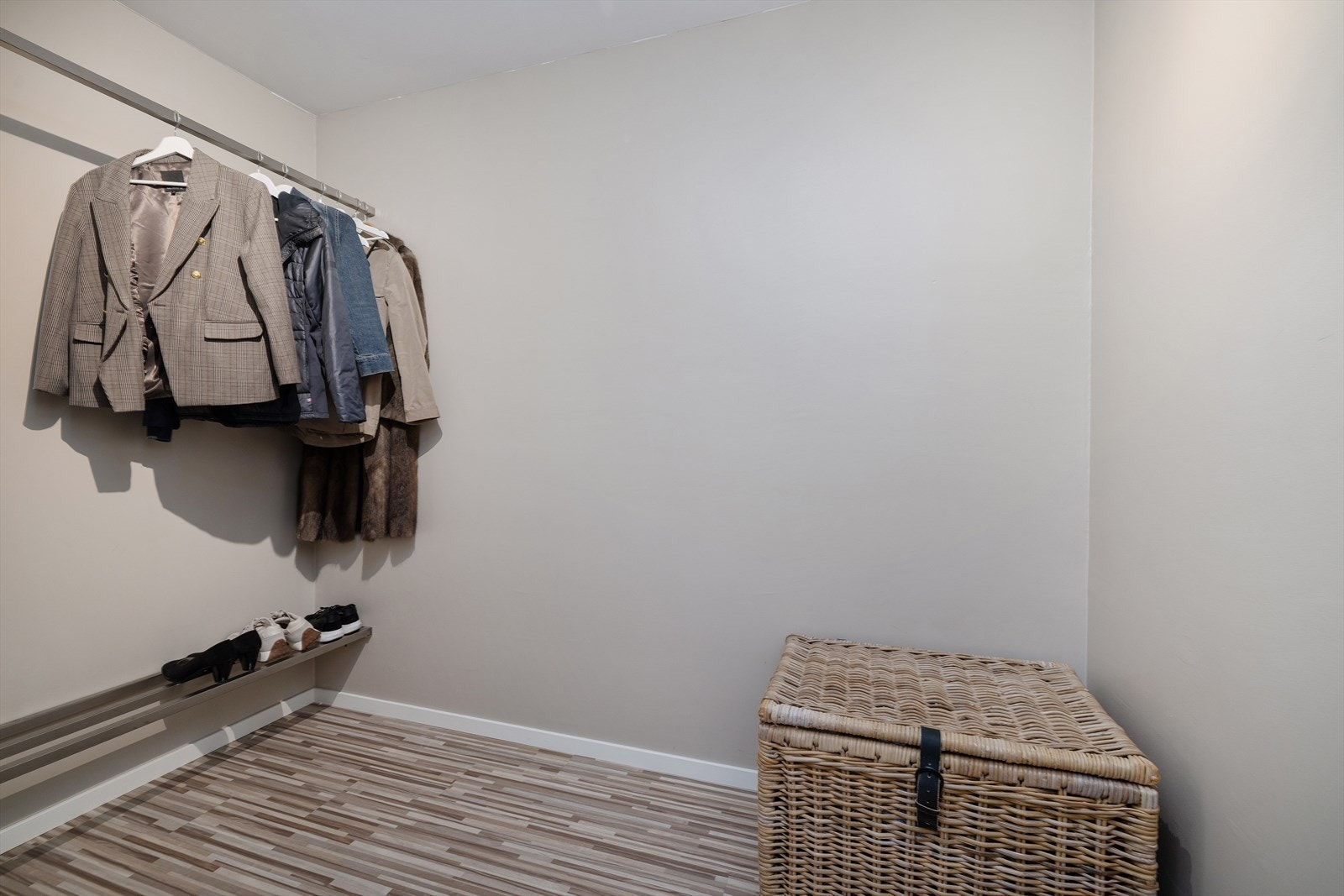 I tilknytning til entreen er det et praktisk walk-in-closet for ekstra oppbevaring. Galleribilde