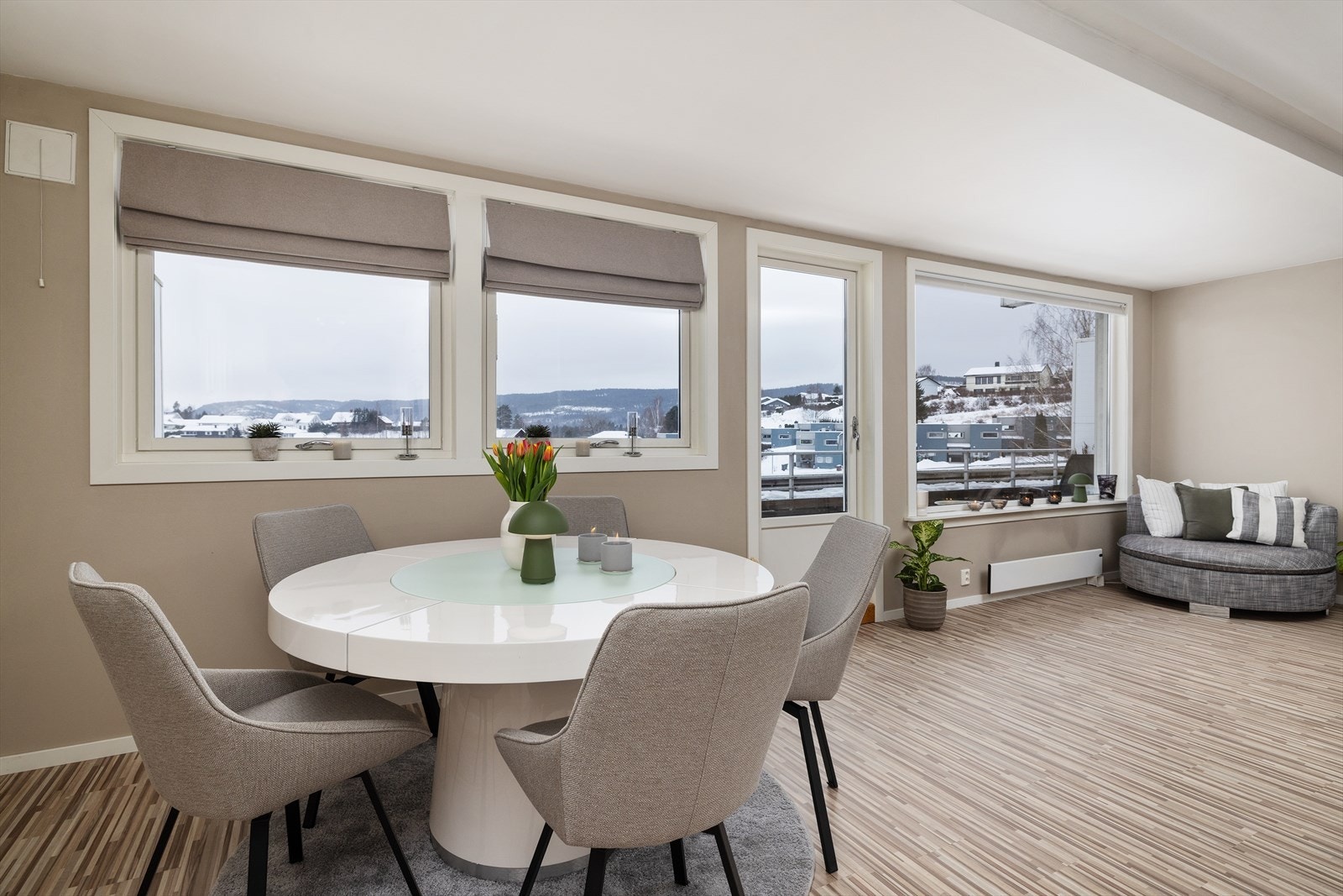 Spiseplassen er naturlig plassert ved vinduene, med fin utsikt over nærområdet. Galleribilde