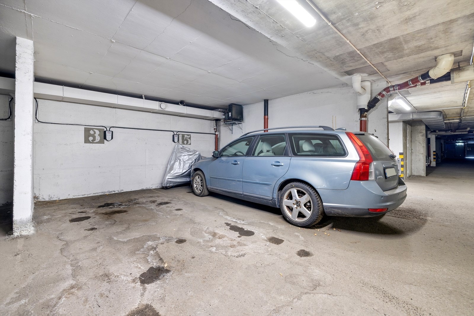 Det medfølger én parkeringsplass i felles garasjeanlegg, med portåpner. Galleribilde