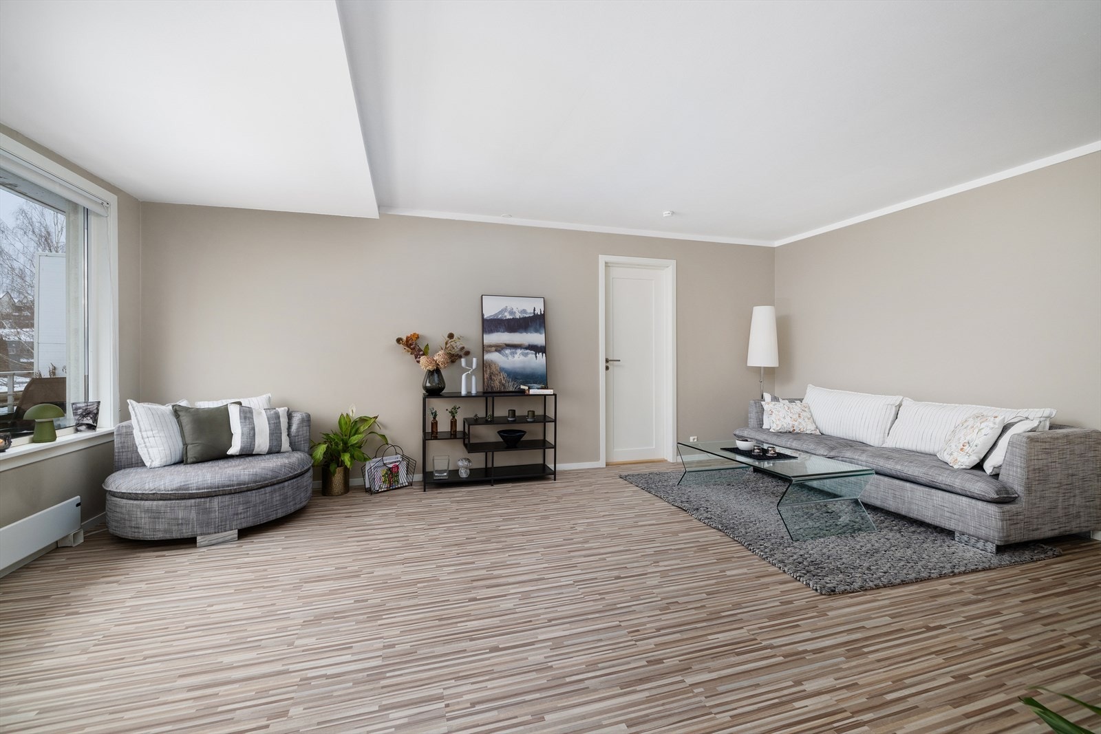 Den åpne planløsningen gir en god romfølelse og fleksible møbleringsmuligheter. Galleribilde