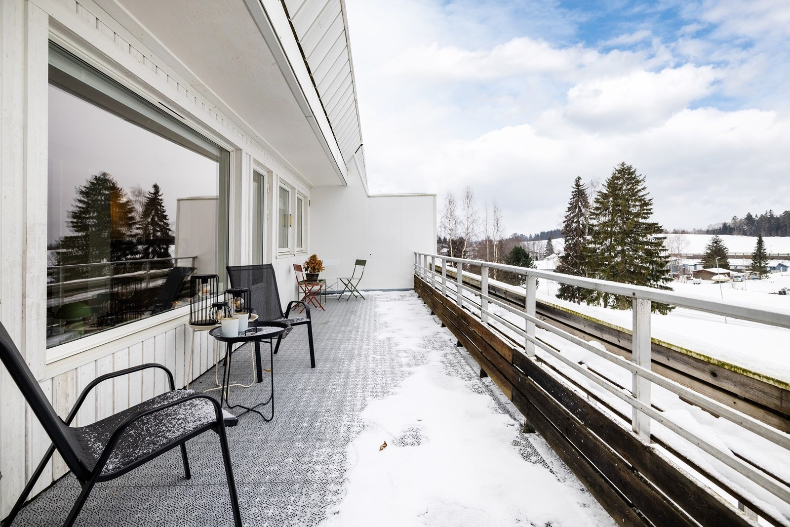 Den store terrassen gir rikelig med plass for utemøbler og grill. Galleribilde