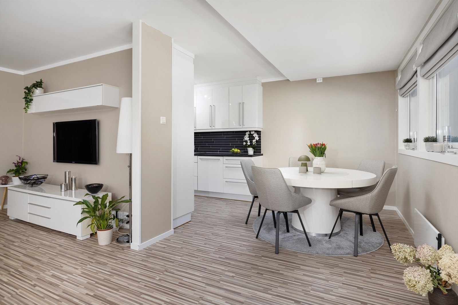 Åpen løsning mellom stue og kjøkken skaper en sosial og luftig atmosfære. Galleribilde