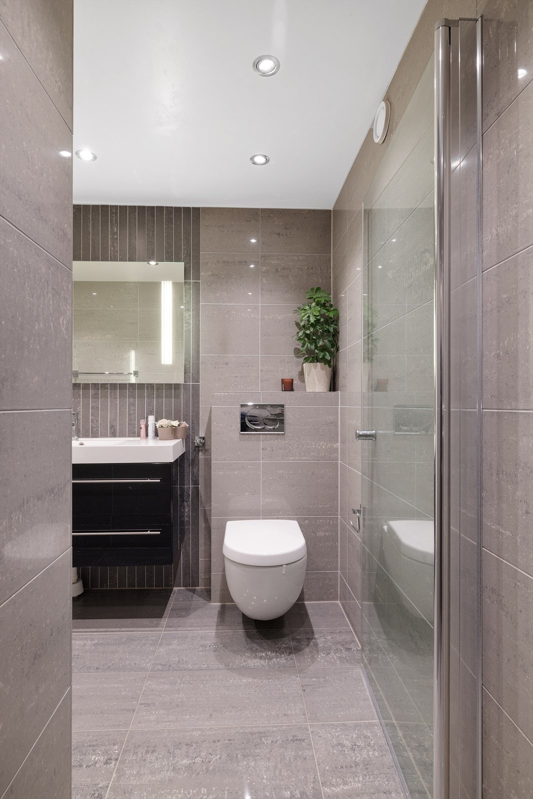 Badet har en effektiv planløsning med downlights i taket som gir god belysning. Galleribilde