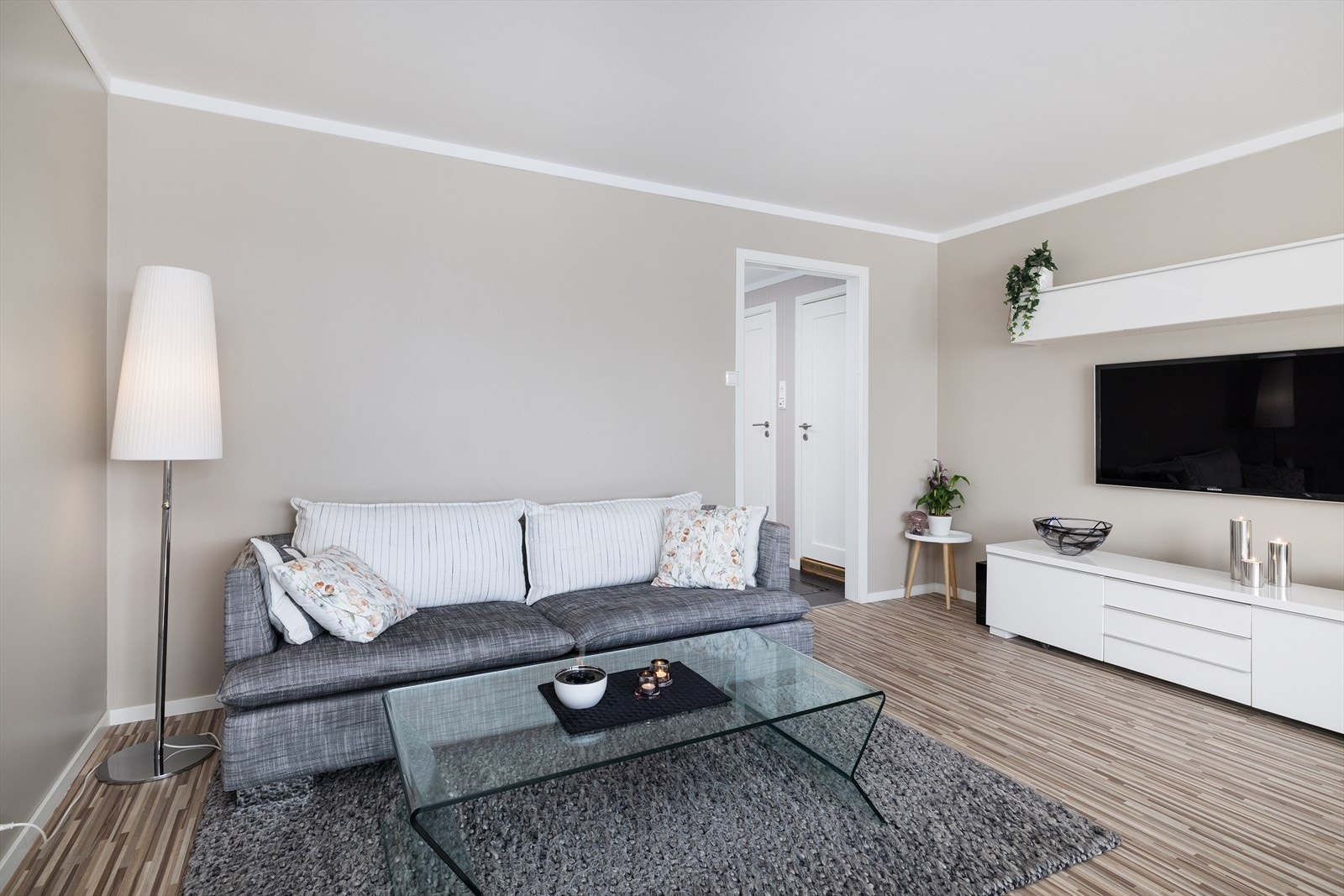 Gjennomgående materialvalg og farger gir et helhetlig og rolig inntrykk. Galleribilde