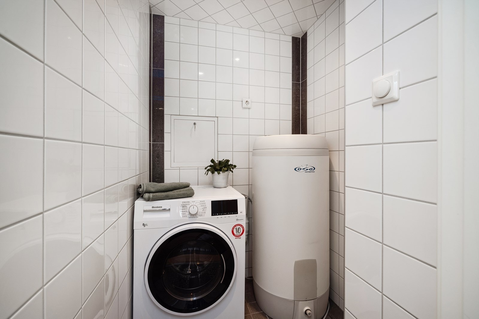 Separat vaskerom med opplegg for vaskemaskin og plass til tørk. Galleribilde