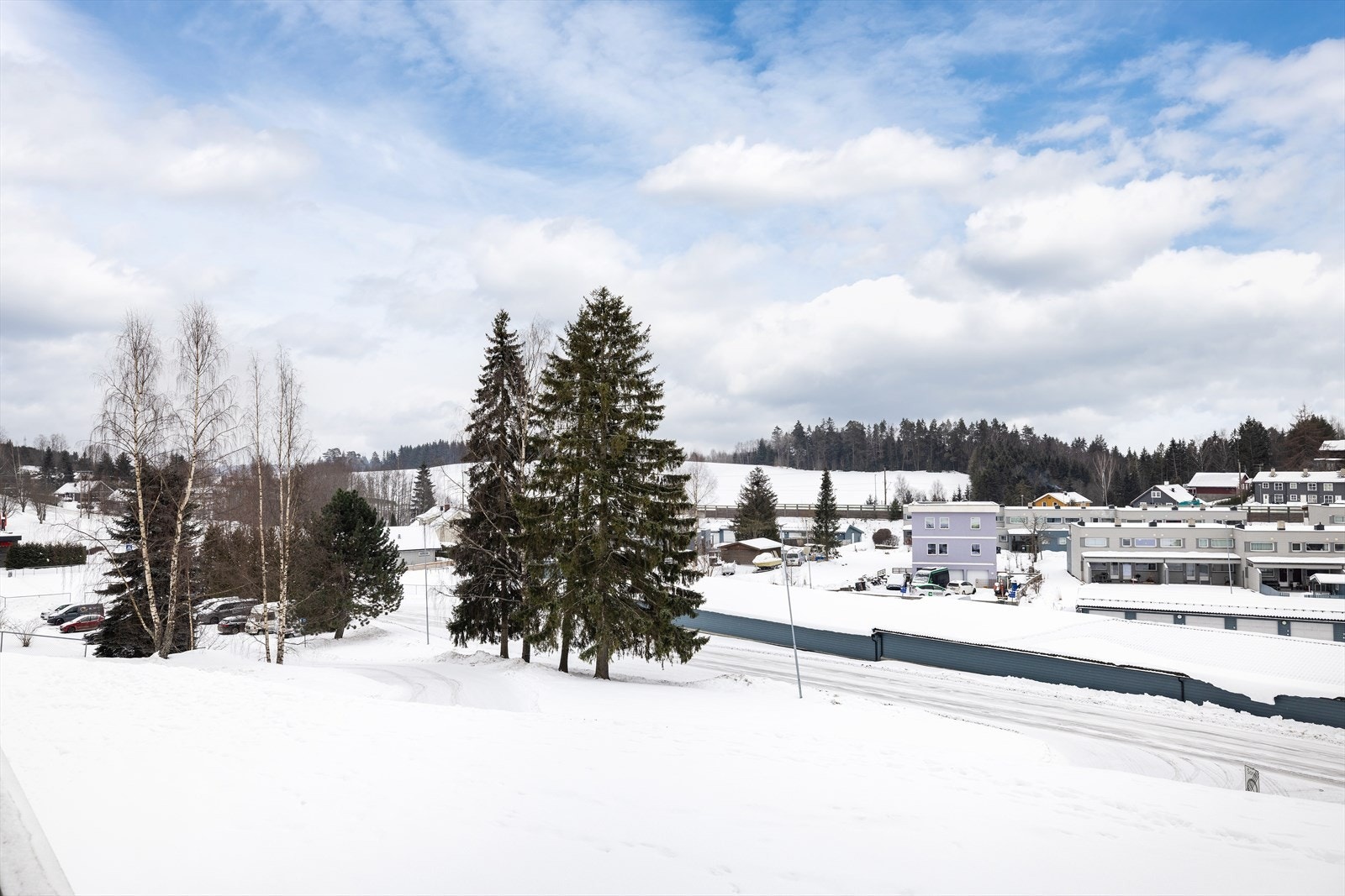 Kort og trygg vei til Helgerud skole, barnehage og Coop Extra. Galleribilde