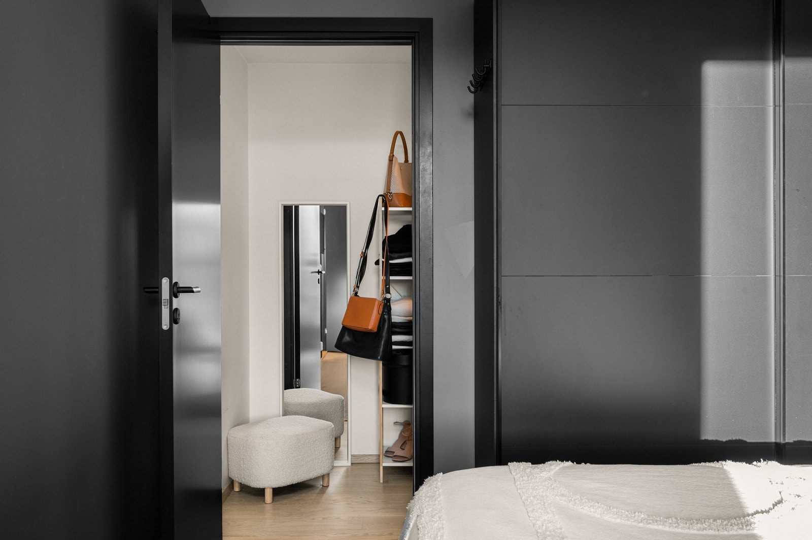 Vegg-i-vegg med soverommet har man i tillegg eget garderoberom. Galleribilde