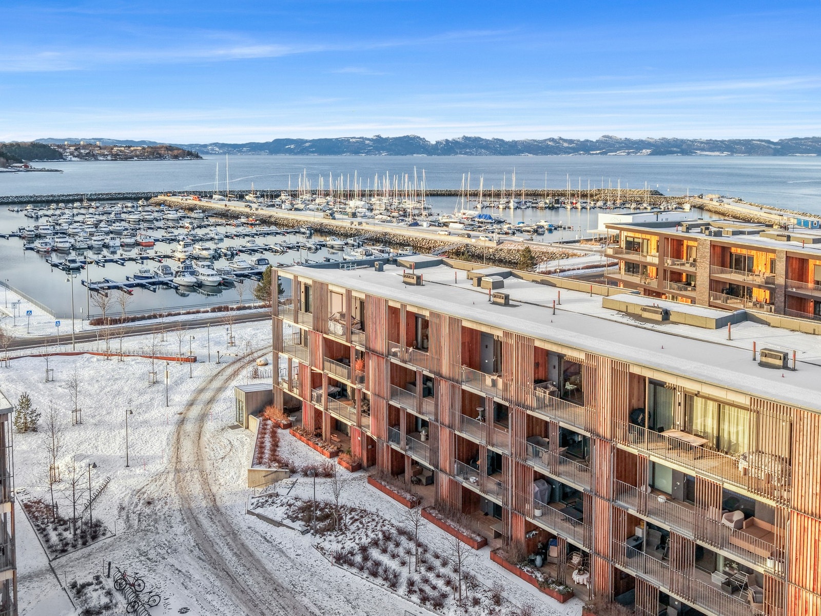 Fellesområdene rundt boligen er tilbaketrukket for biltrafikk og svært pent tilrettelagt med interne stikkveier, lekeplass, sittegrupper og frodige grøntarealer. Galleribilde