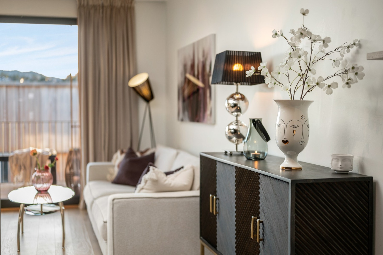 Boligen er for øvrig påkostet med bl.a. utvendige screens som skjermer godt for sola. Galleribilde