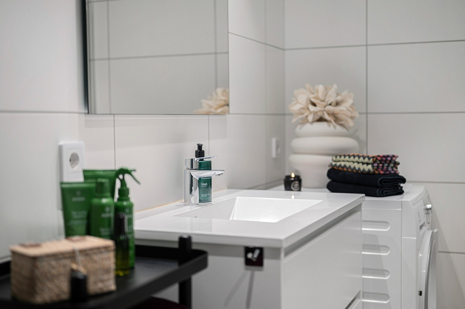 Flislagt bad med downlights og behagelig oppvarming via varmekabler i gulv. Galleribilde