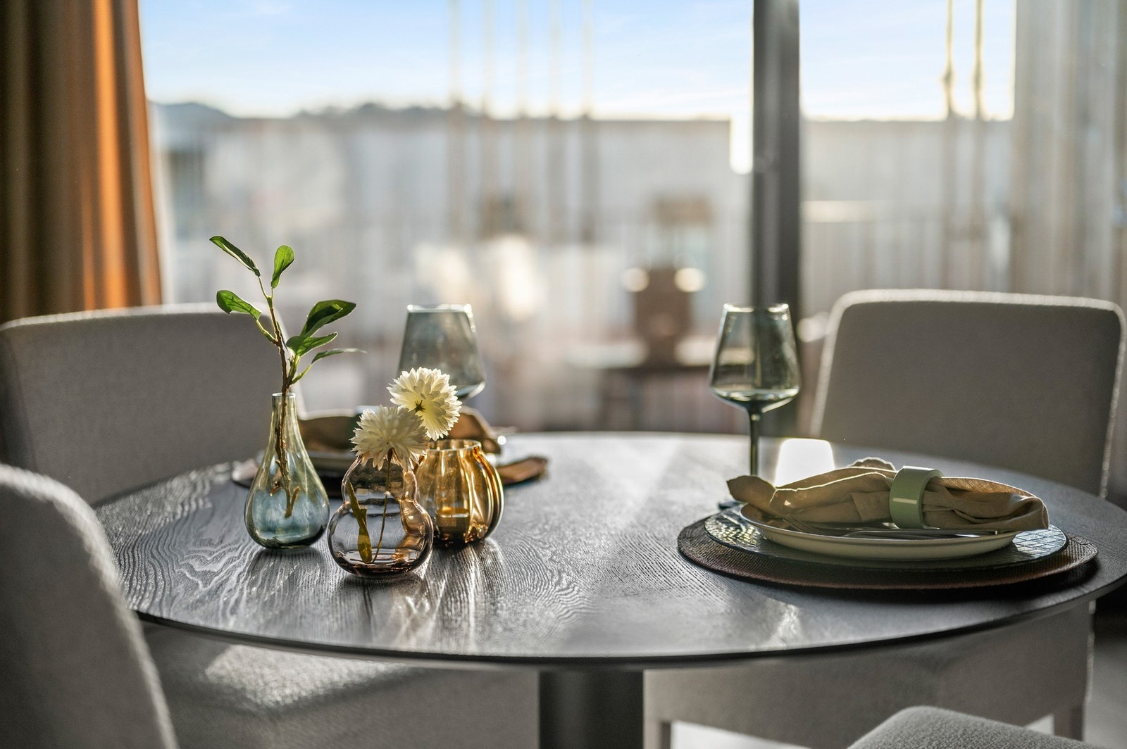 Stuen er enkel å møblere med god plass til bl.a. sofa, TV-løsning og spisebord. Galleribilde