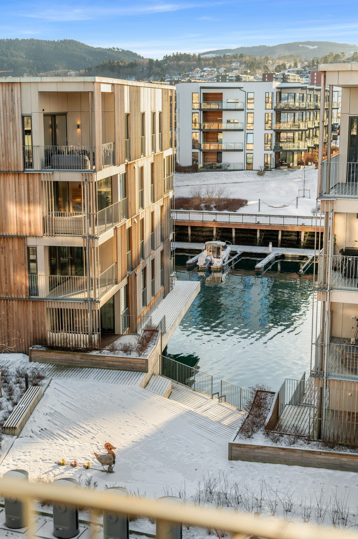 Bygget har en moderne og kledelig arkitektur som harmonerer godt med miljøet rundt. Galleribilde