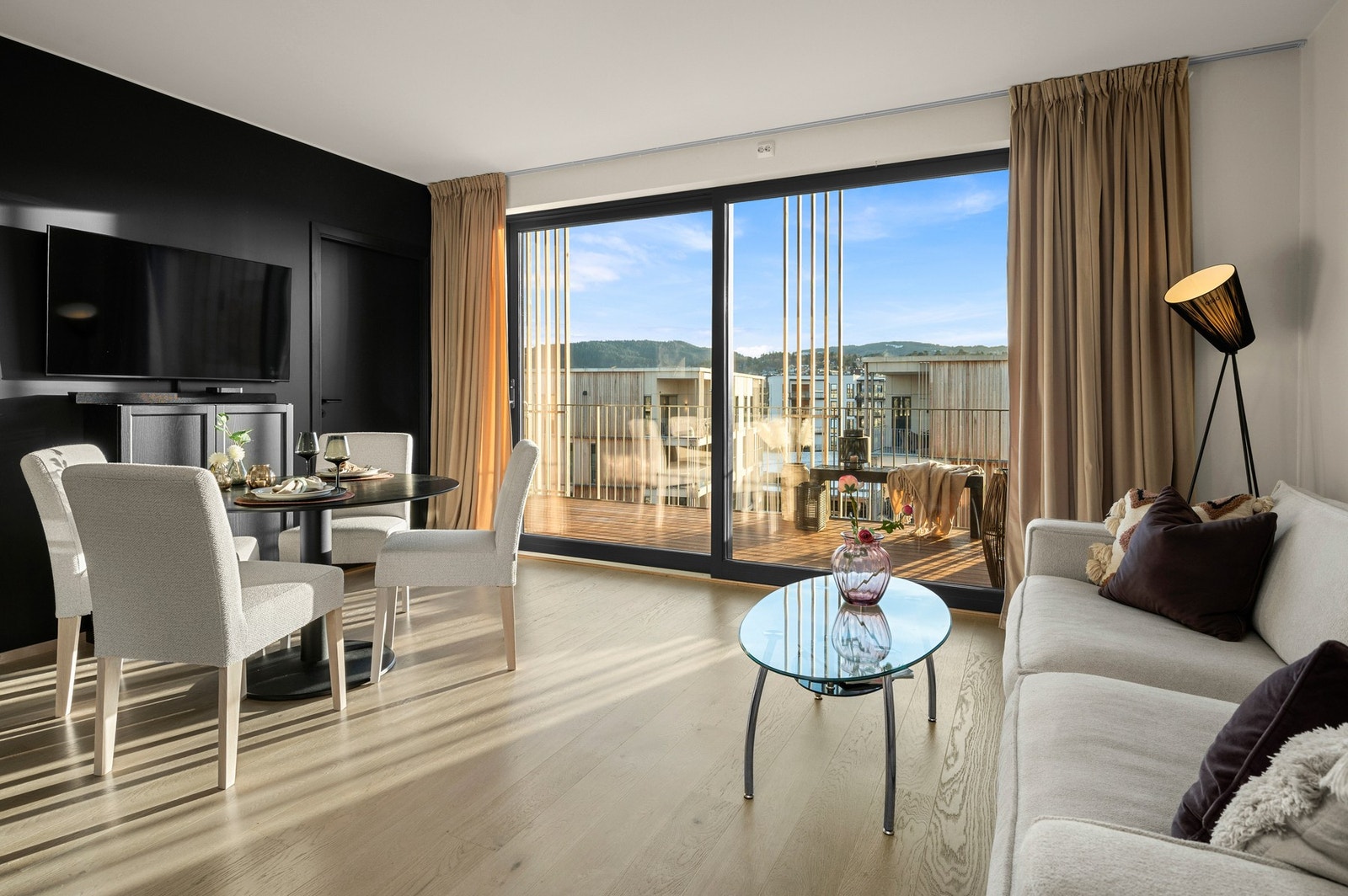 Leiligheten har en godt utnyttet planløsning med åpen løsning mellom stue og kjøkken som til sammen utgjør 23,5 kvm. Galleribilde