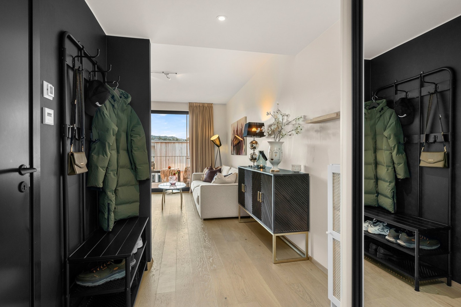 Her er det etablert både oppheng og stor skyvedørsgarderobe med god plass for yttertøy og sko. Galleribilde