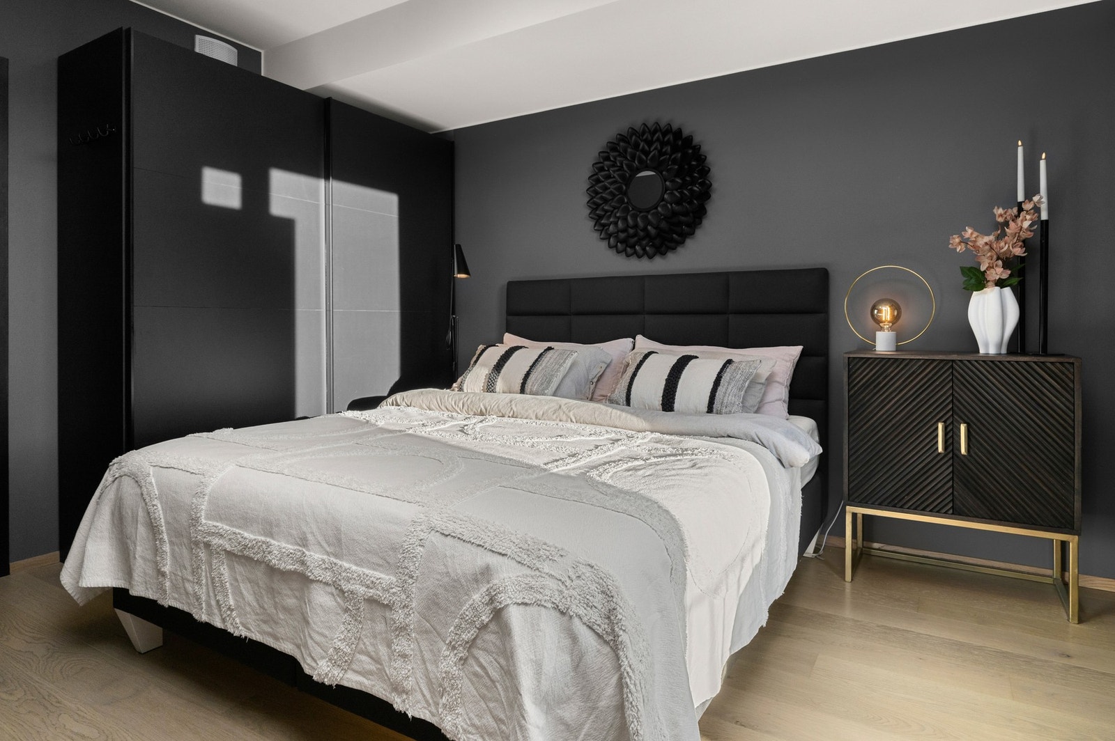 Soverommet er utstyrt med en praktisk skyvedørsgarderobe som medfølger i handelen. Galleribilde