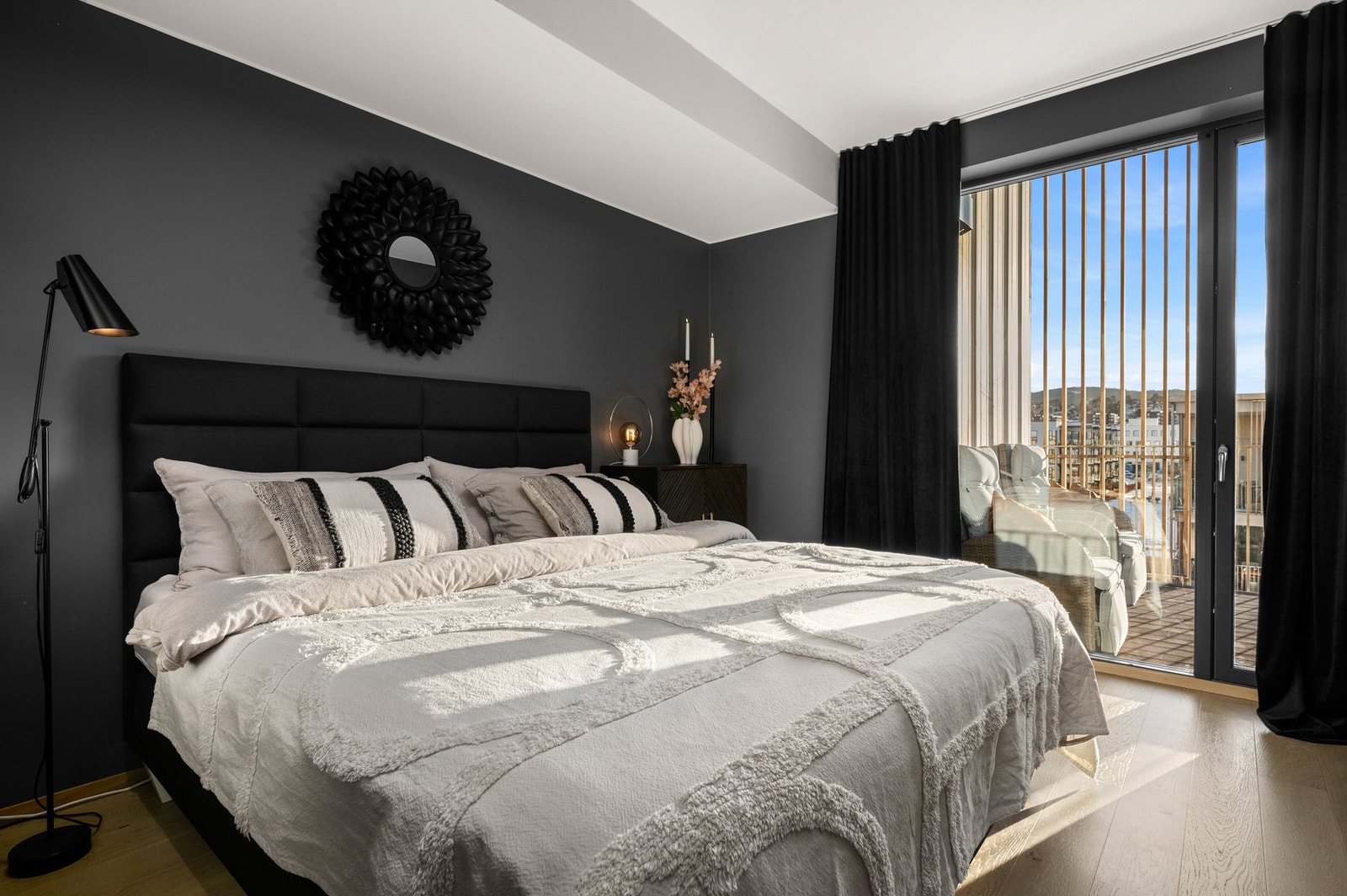 Her er det bra med plass for bl.a. dobbeltseng og nattbord. Rommet vender ut mot balkongen hvor det også er egen utgang. Galleribilde