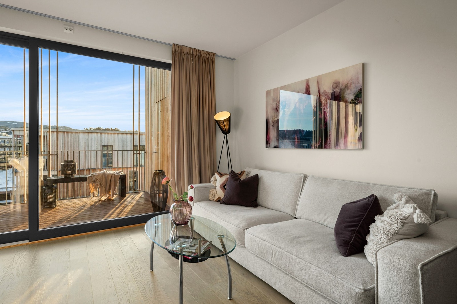 Balkongen er svært romslig på hele 14 kvm med gunstige solforhold fra morgen til kveld. Praktisk bod i direkte tilknytning til balkongen gir gode lagringsmuligheter. Galleribilde