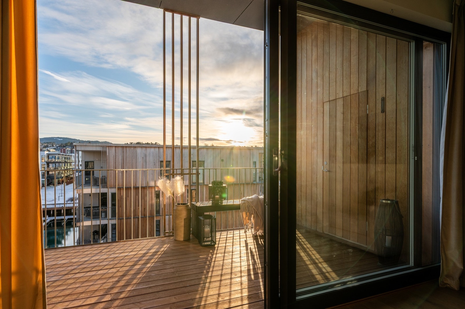 Takoverbygg gjør balkongen lun med god atmosfære. Dette blir som en forlengelse av leiligheten på sommerhalvåret. Her er det god plass til diverse utemøbler og f.eks. terrassevarmer. Galleribilde