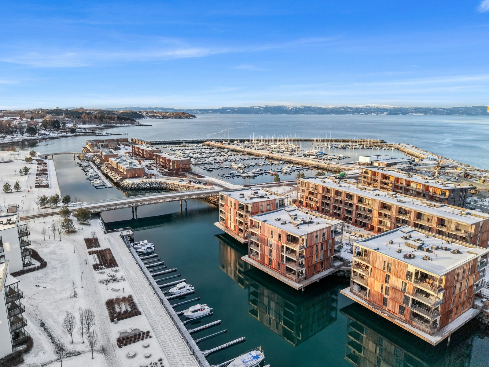 Grilstadporten med søndagsåpen dagligvare, apotek, treningssenter, blomsterforretning m.m. er ca. 10 minutters gange unna. Galleribilde