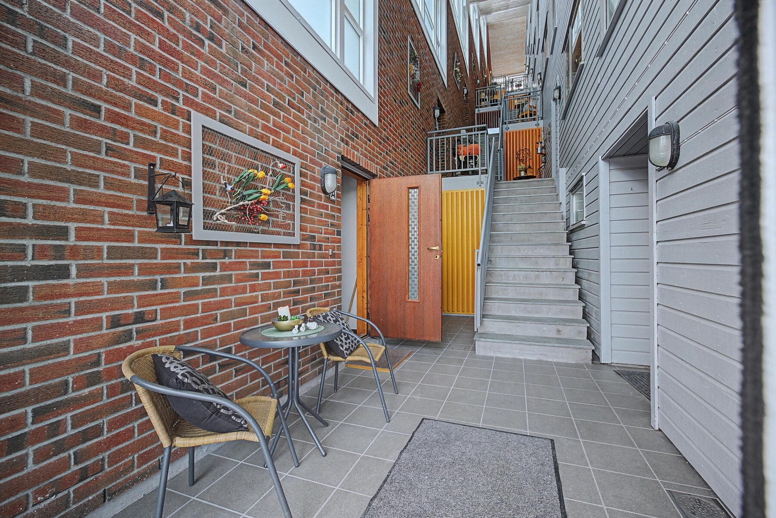 Inngangsparti fra felles trappeoppgang. Galleribilde