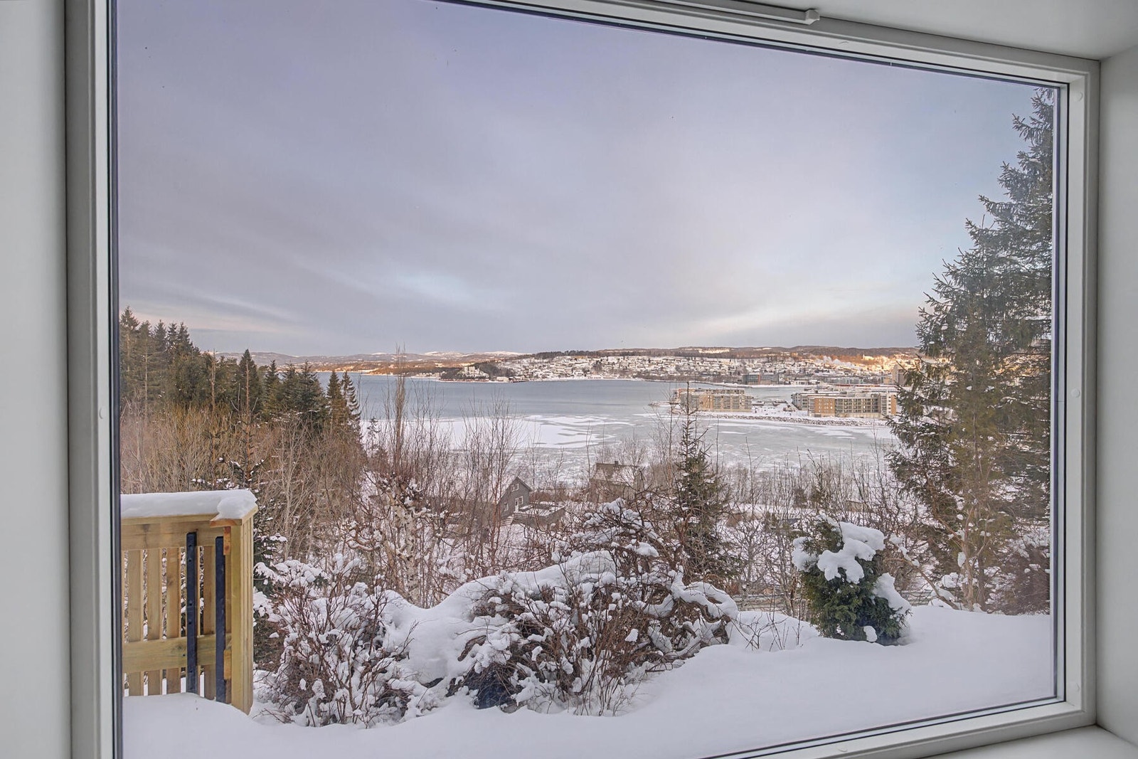Gjennom stuevinduet har man flott sjøutsikt! Galleribilde