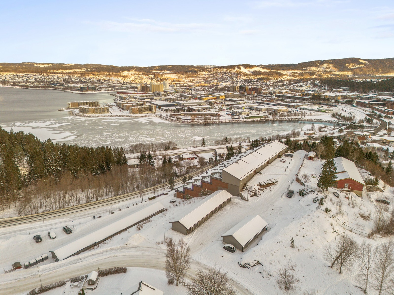 Leiligheten disponerer parkeringsplass i felles garasjeanlegg. Galleribilde