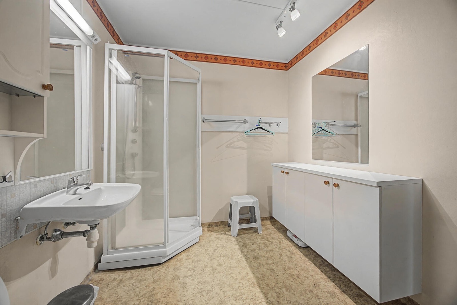 Bad - ca 7 kvm. Utstyrt med dusjkabinett, servant, oppbevaringsskap og toalett Galleribilde