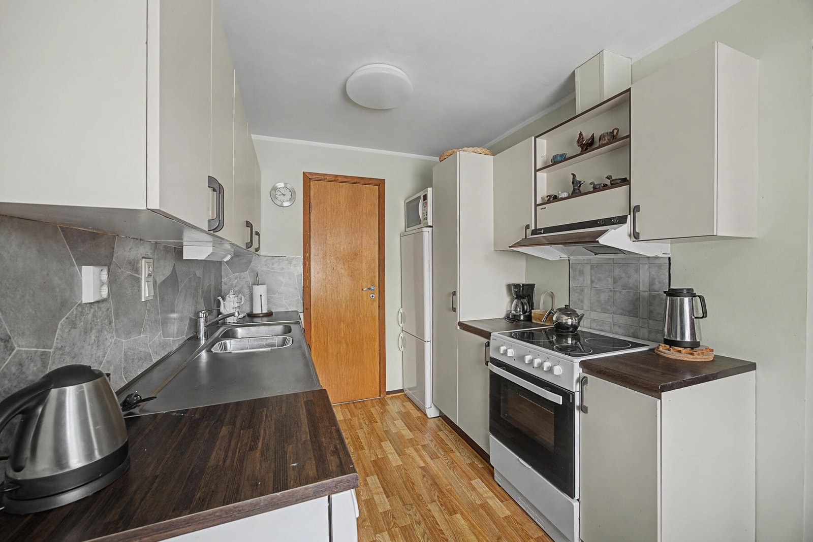 Innredning med avsatt plass for hvitevarer, samt opplegg for vaskemaskin Galleribilde