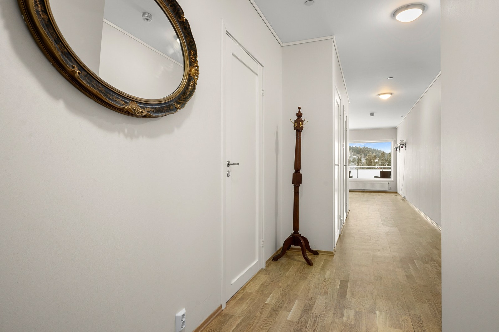 Innbydende gang som gir plass til garderobeskap eller kommoder Galleribilde