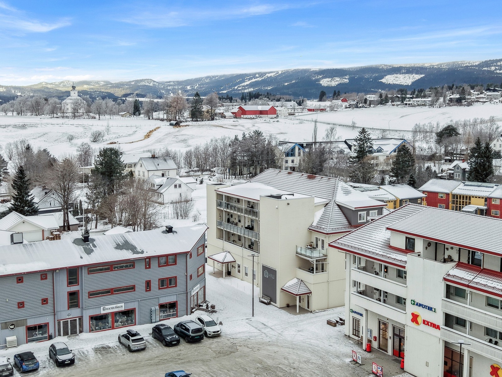 Dagligvarebutikk og apotek ligger som nærmeste nabo Galleribilde