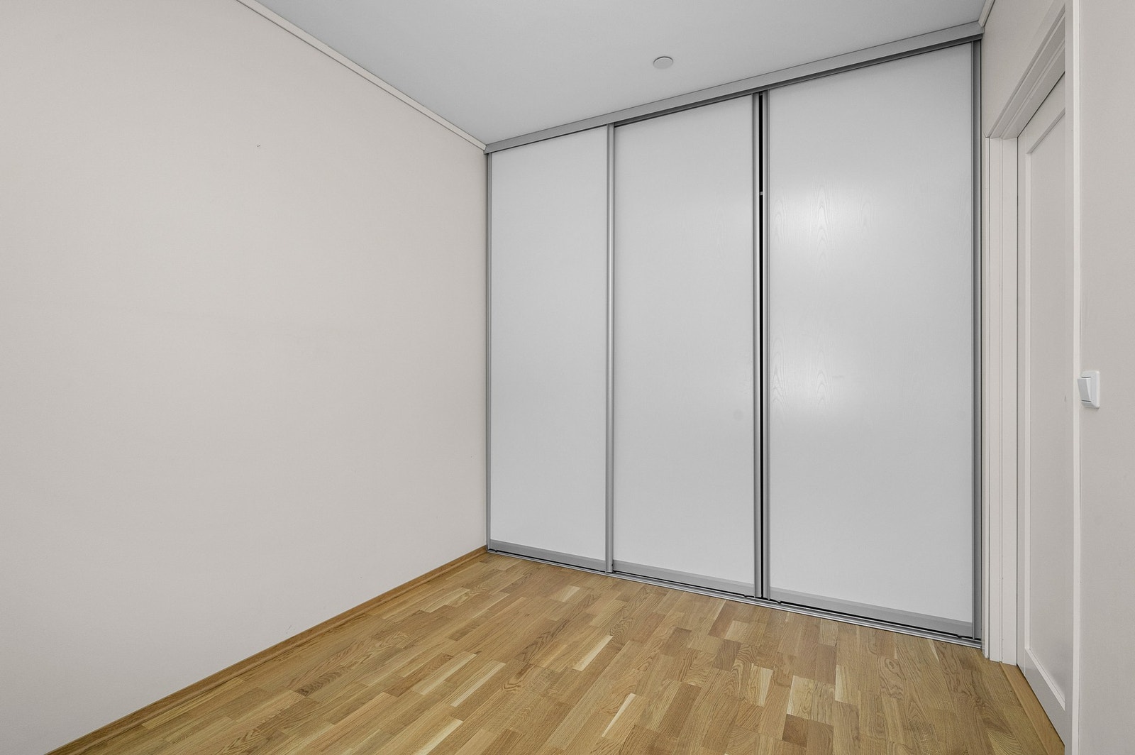 Rommet har oppbevaringsplass i skyvedørsgarderobe Galleribilde