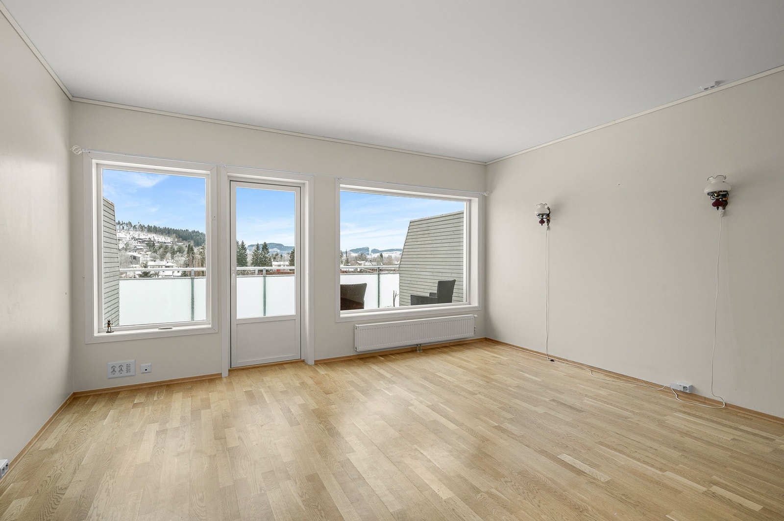 Dette er en lettstelt leilighet i toppetasjen med heis, parkering i parkeringskjeller og fjernvarme som oppvarming Galleribilde