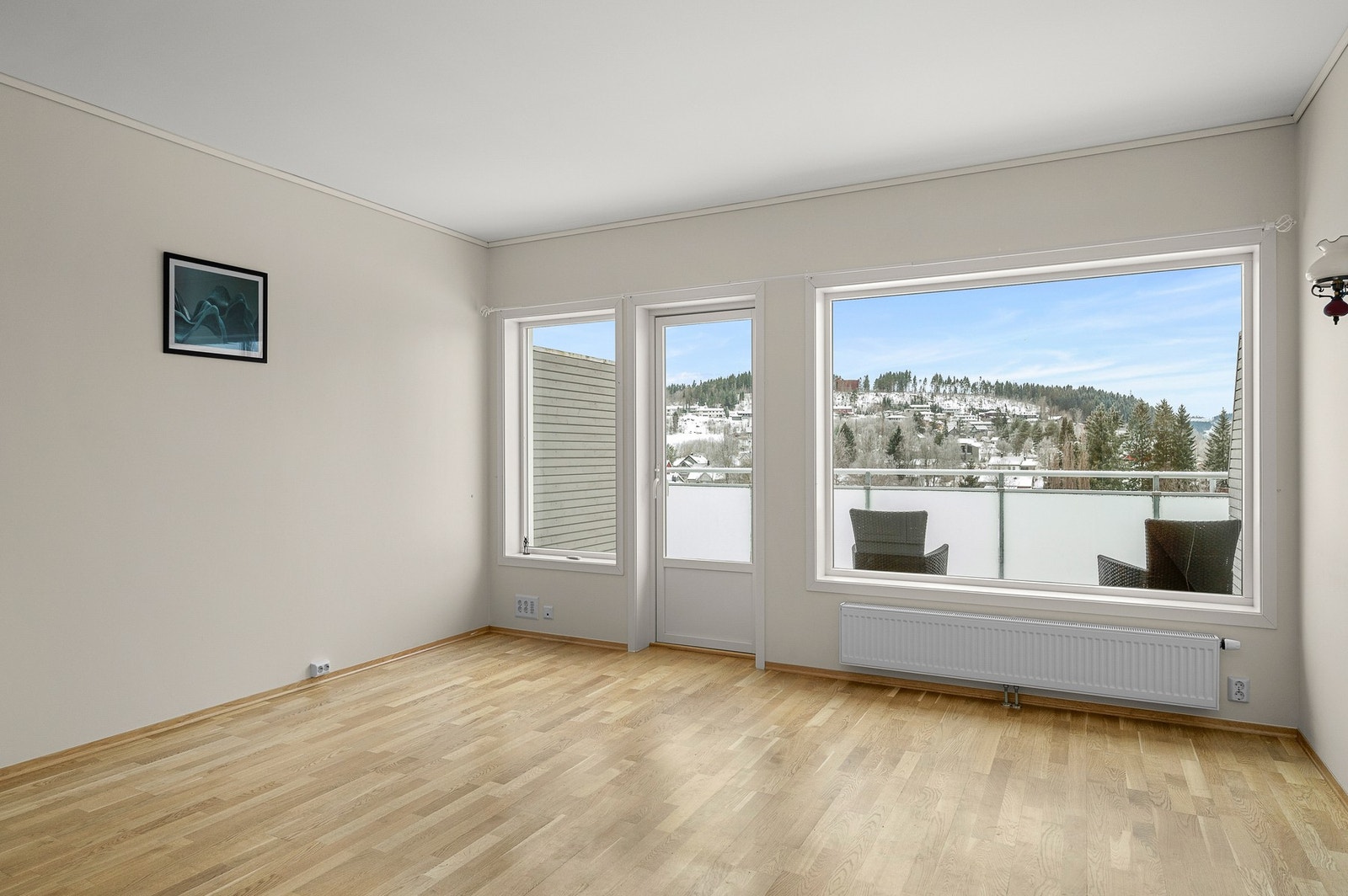 Den åpne stue/kjøkkenløsningen er på 26,7 kvm og har utgang til vestvendt balkong Galleribilde