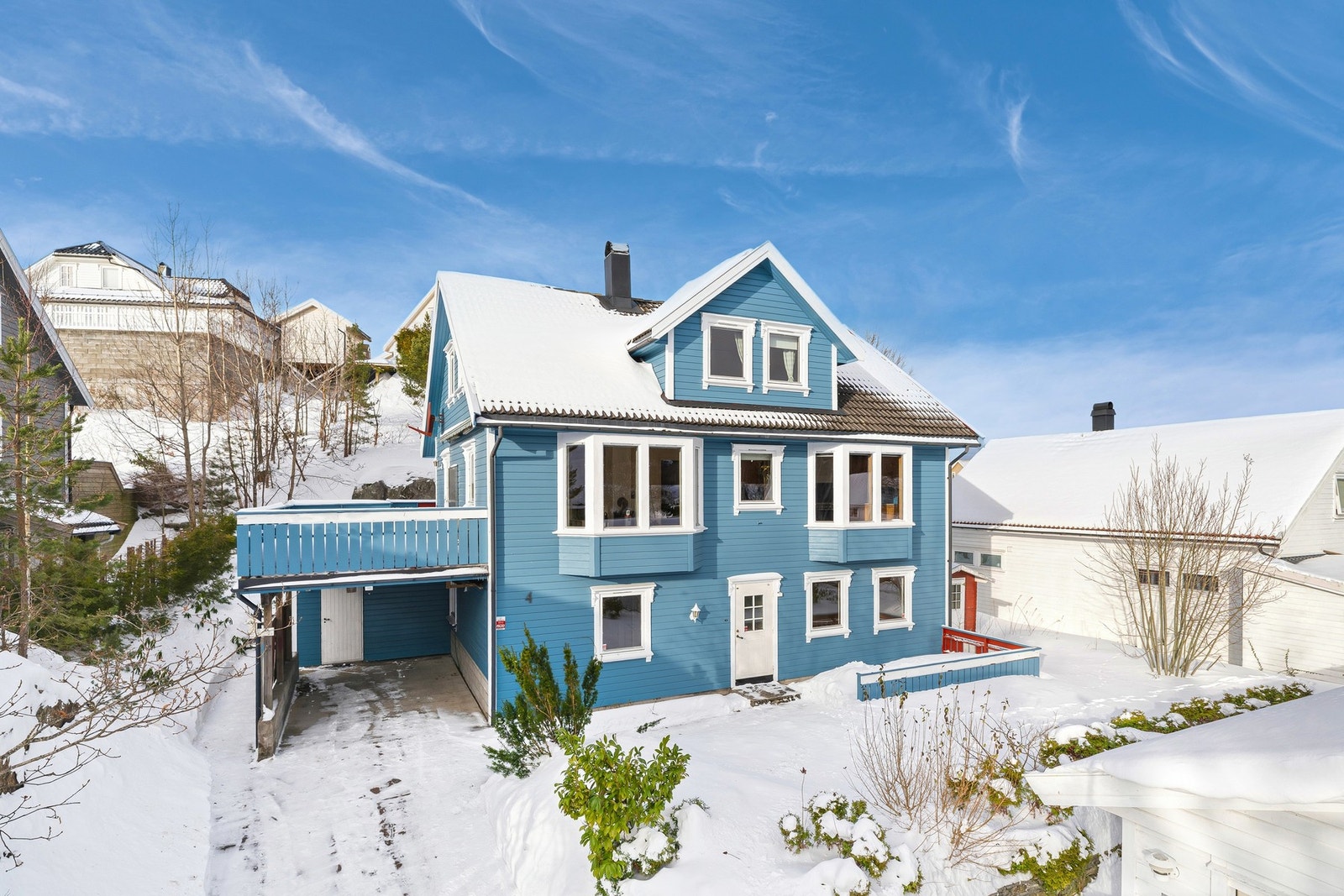 En romslig enebolig med godkjent utleiedel, dobbel garasje og god planløsning. Galleribilde