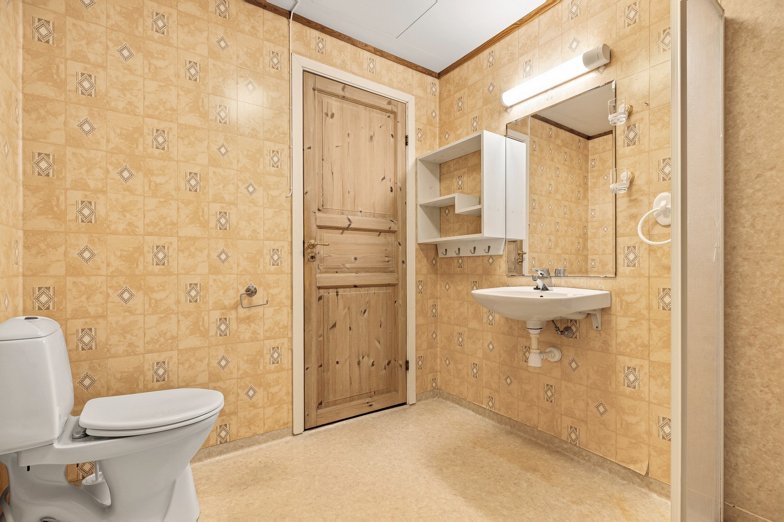 Baderom/vaskerom med toalett, servant, dusj-hjørne og opplegg for vaskemaskin. Galleribilde