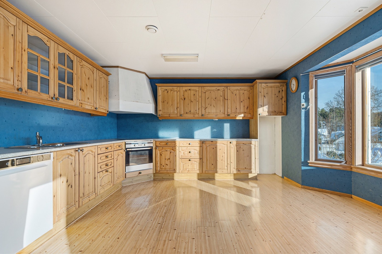 Klassisk kjøkkeninnredning med god skap- og benkeplass. Galleribilde