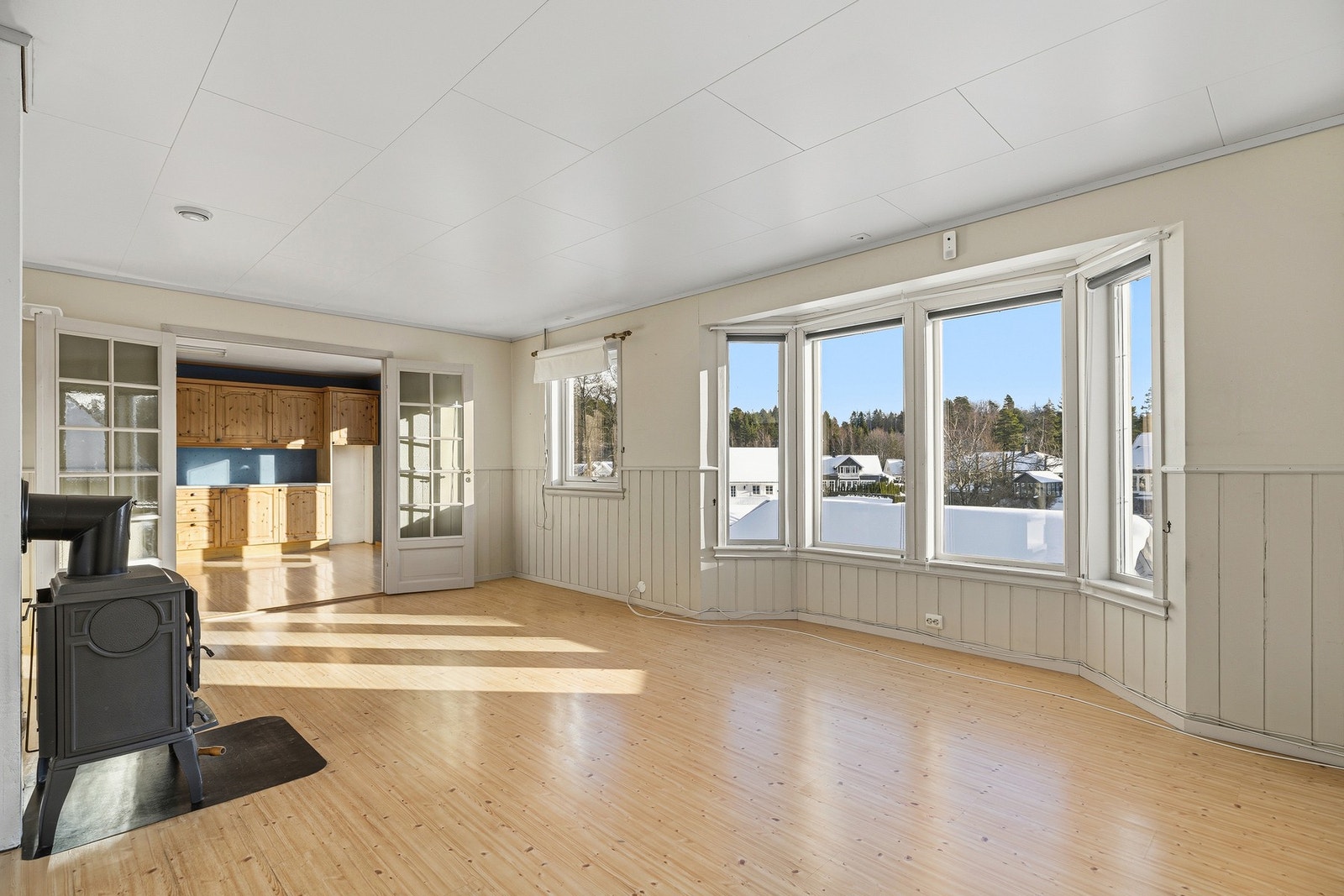 Det er installert en Jøtul peisovn som fungerer som en naturlig midtdeler i rommet. Galleribilde