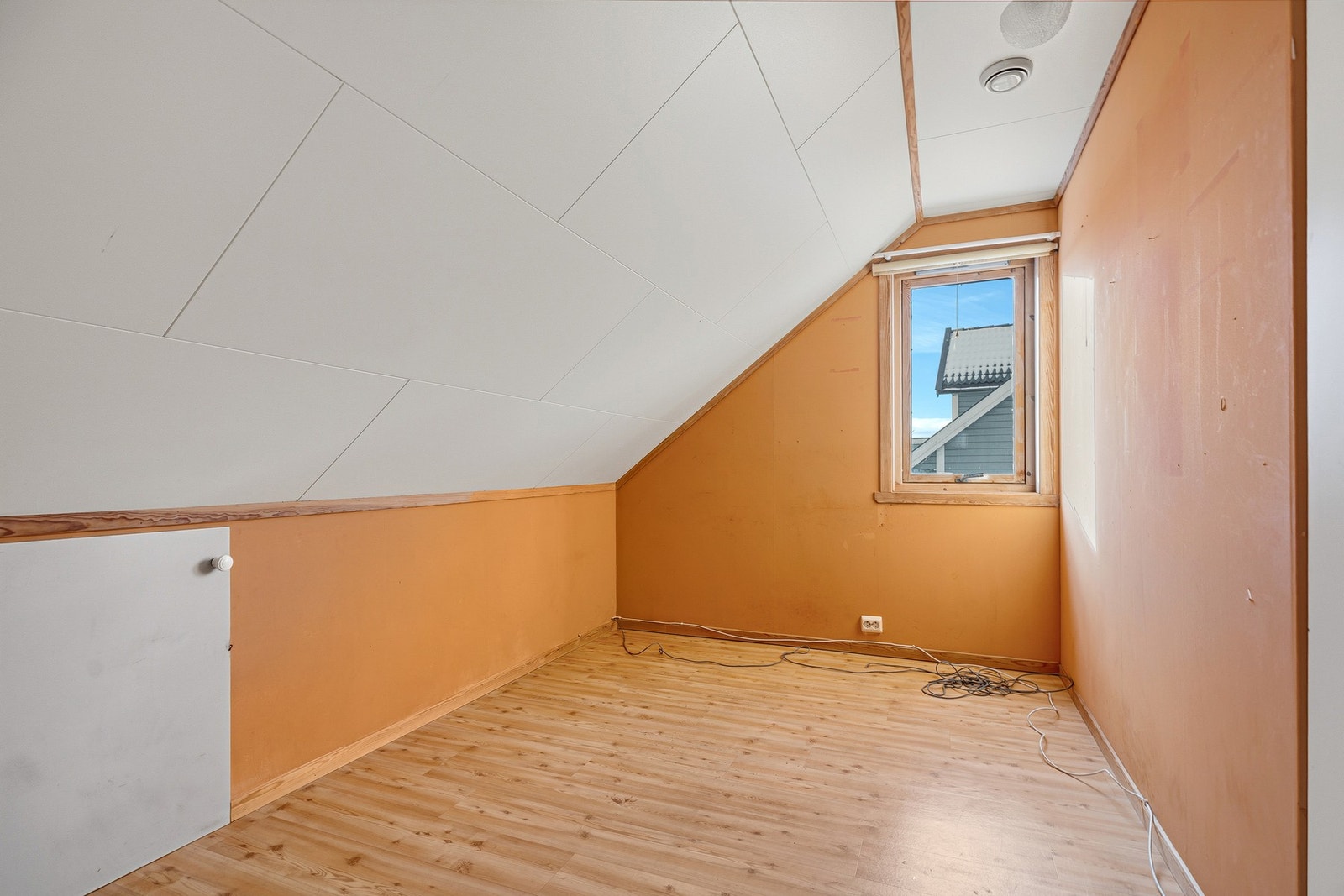 Soverom 2 og 3 passer godt som barnerom. Det er lagring i kneveggene. Galleribilde