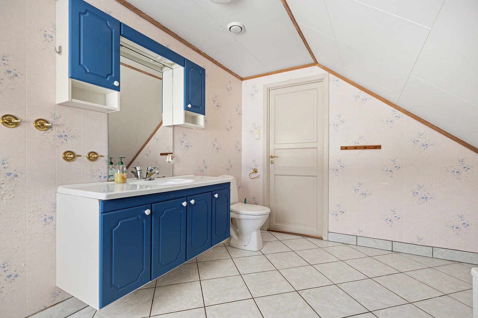 Baderom med fliser på gulv med varmekabler. Galleribilde