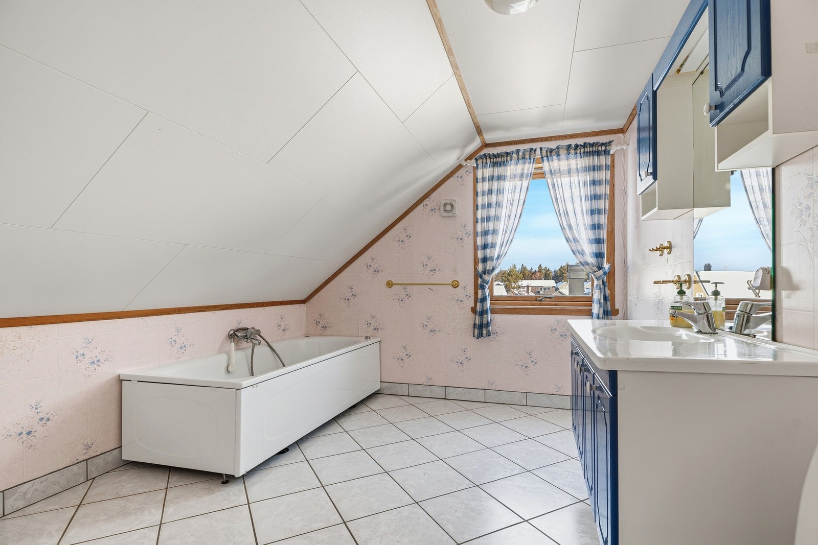 Baderom er utstyrt med badekar, servant og gulvstående toalett. Galleribilde